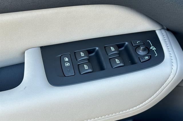 2026 Volvo XC60 Plus - Photo 11