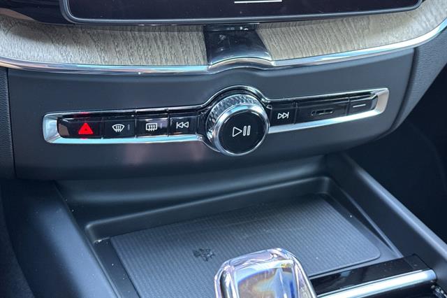 2026 Volvo XC60 Plus - Photo 23