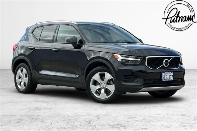2022 Volvo XC40 Momentum