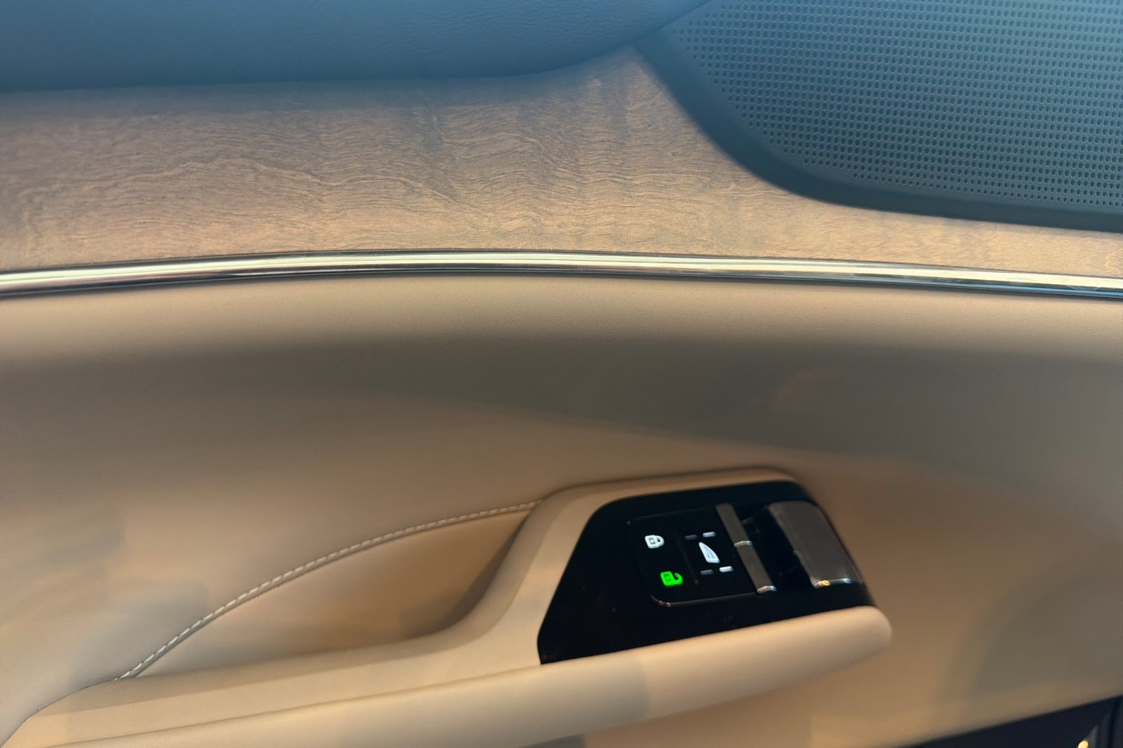 2026 Volvo EX90 Plus - Photo 10
