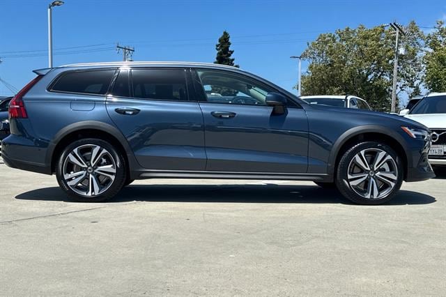 2026 Volvo V60 Cross Country Plus - Photo 2