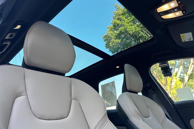 2026 Volvo XC60 Plus - Photo 18