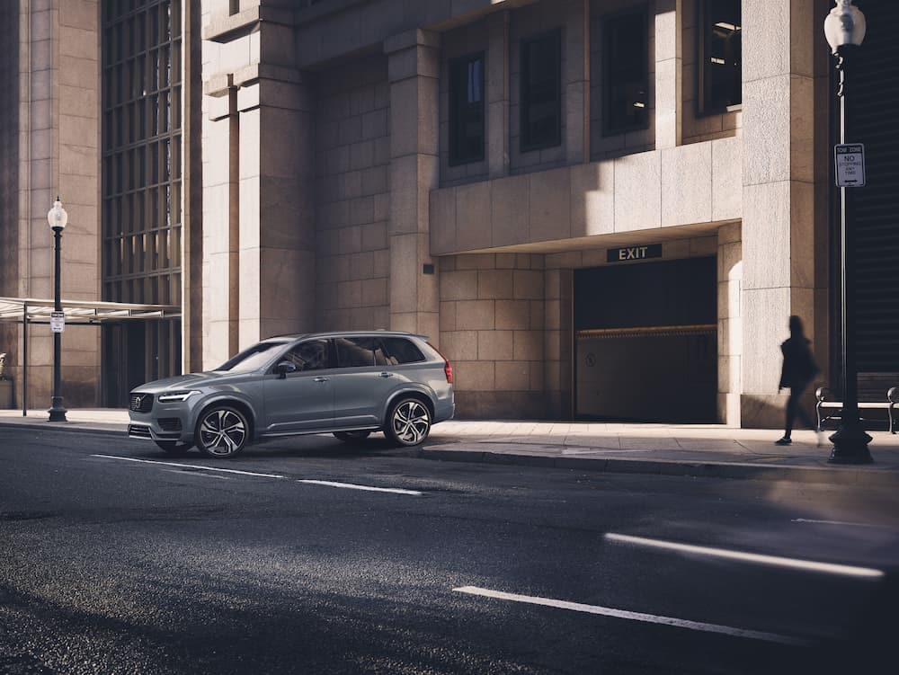 265717_XC90_Recharge_Plug-In_Hybrid_R-Design_in_Thunder_Grey (1).jpg