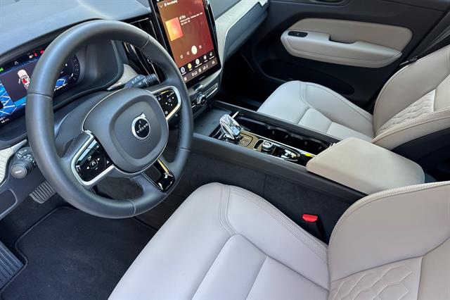 2026 Volvo XC60 Plus - Photo 9