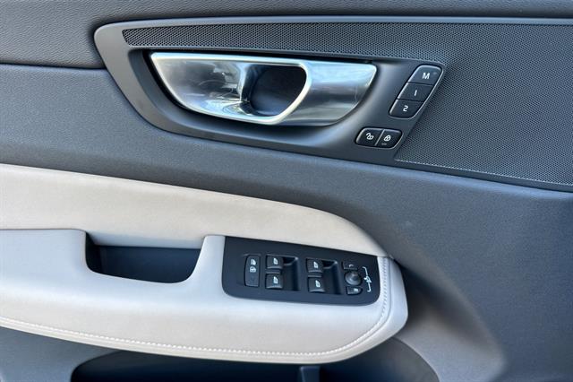 2026 Volvo XC60 Plus - Photo 10