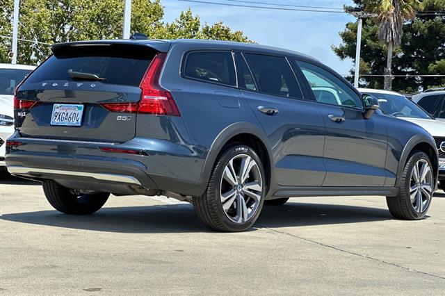 2026 Volvo V60 Cross Country Plus - Photo 3