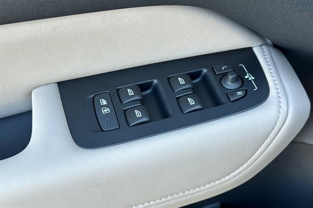 2026 Volvo XC60 Plus - Photo 11