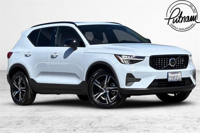 2026 Volvo XC40 B4 Core SUV