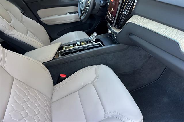 2026 Volvo XC60 Plus - Photo 17