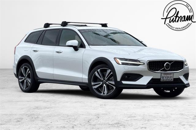2023 Volvo V60 Cross Country Wagon 