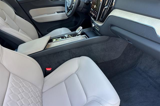 2026 Volvo XC60 Plus - Photo 17