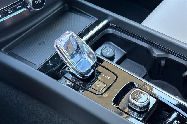 2026 Volvo XC60 Plus - Photo 24