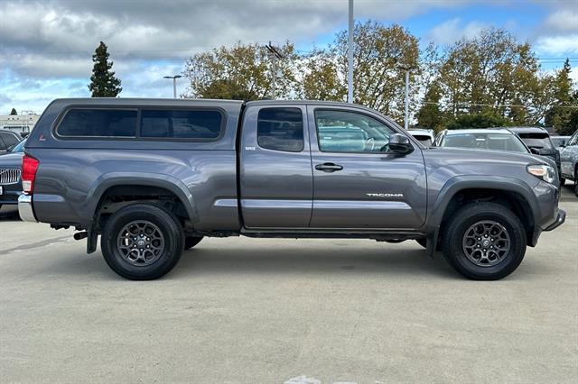 2017 Toyota Tacoma SR5 V6 photo 2