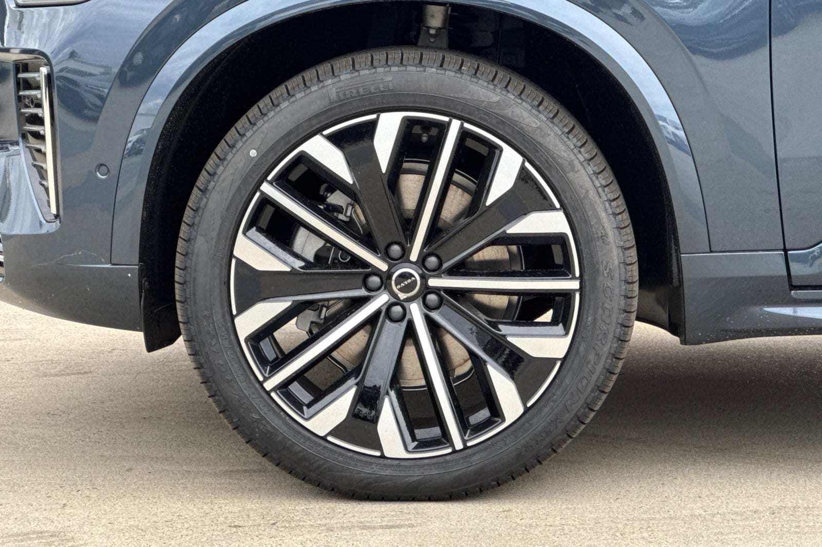 2026 Volvo XC90 Plus - Photo 10