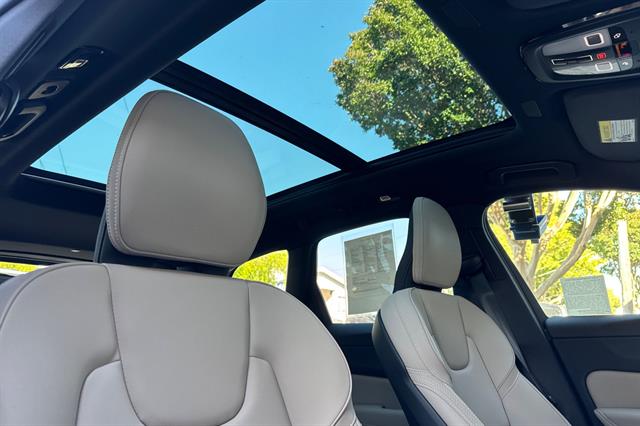 2026 Volvo XC60 Plus - Photo 18