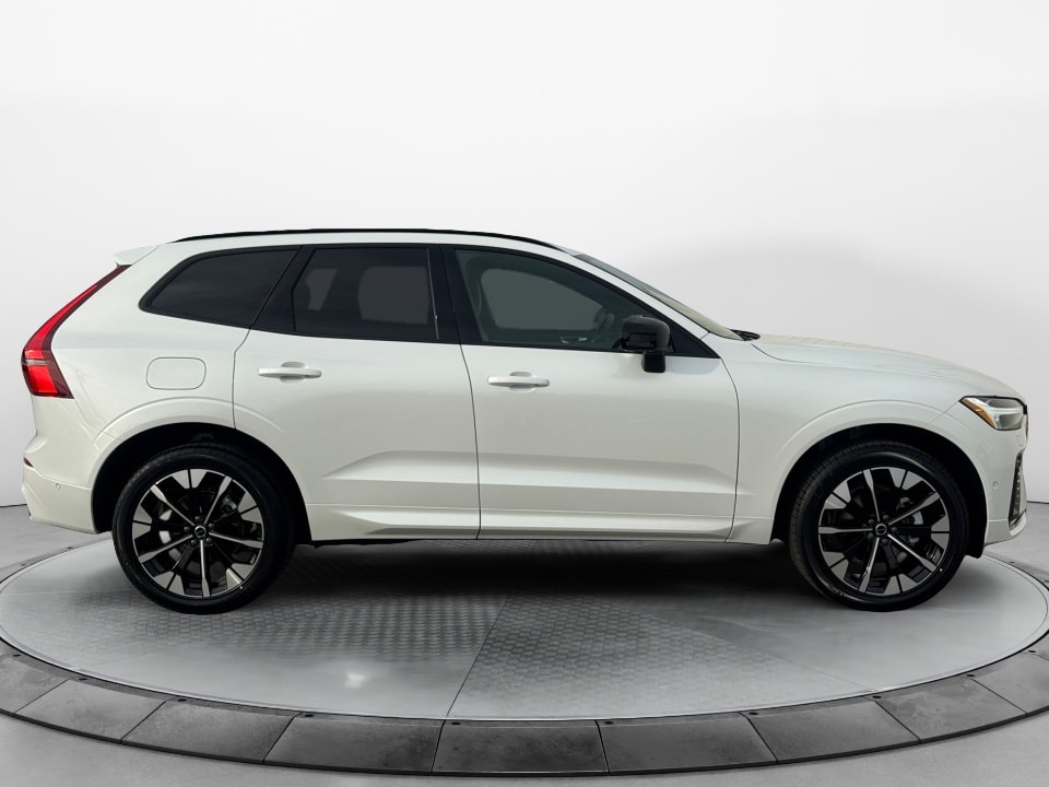 2026 Volvo XC60 Plus - Photo 8