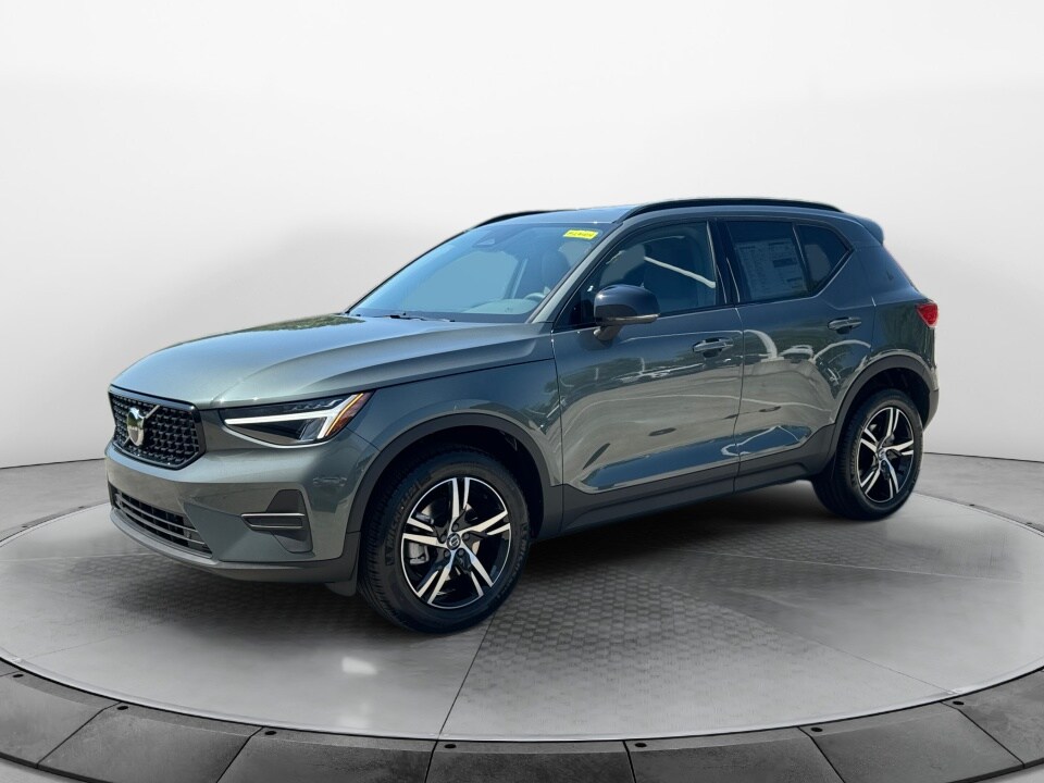 2026 Volvo XC40 Core photo 3
