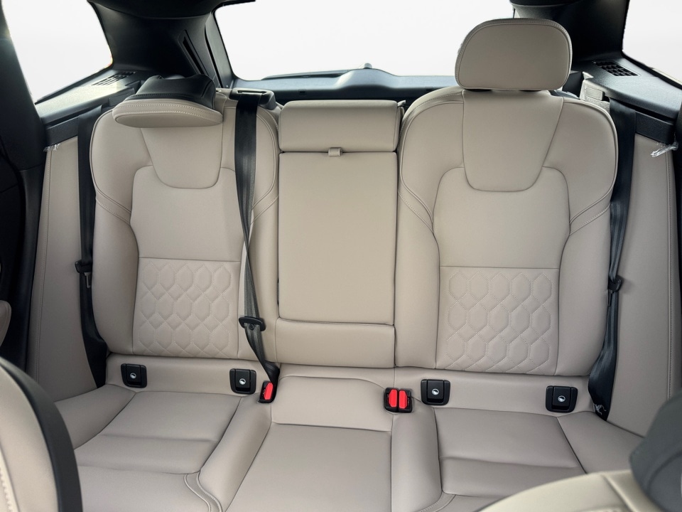 2026 Volvo XC60 Plus - Photo 12