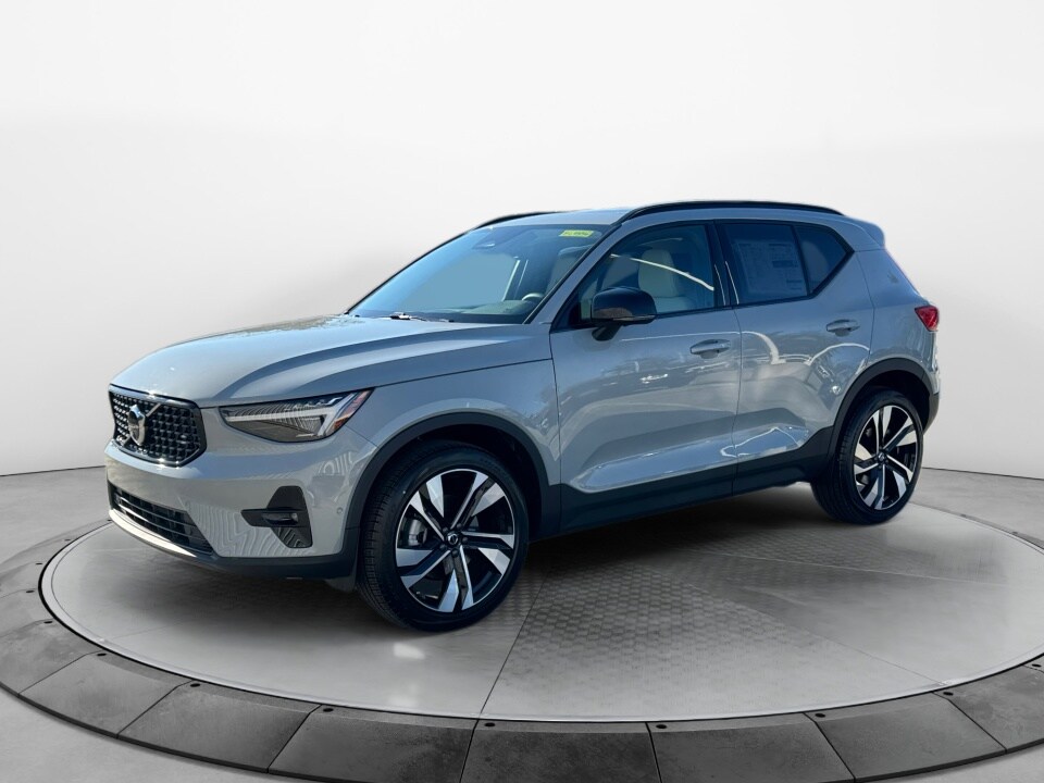 2025 Volvo XC40 Plus photo 3