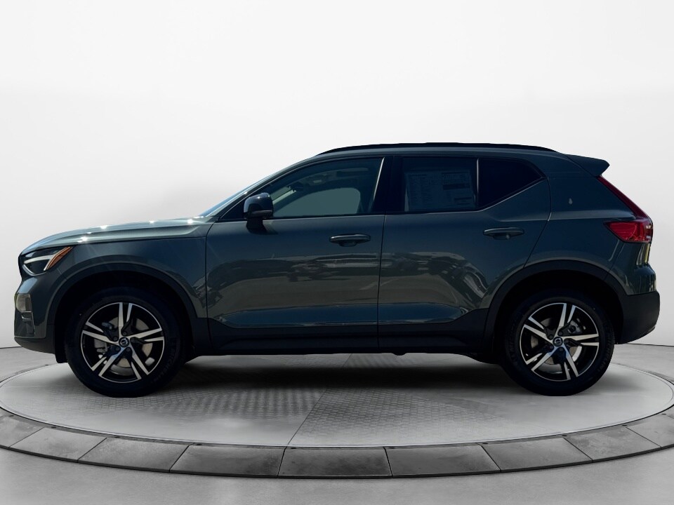 2026 Volvo XC40 Core photo 4
