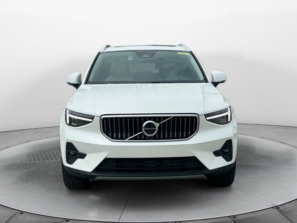 2025 Volvo XC40 Plus photo 2