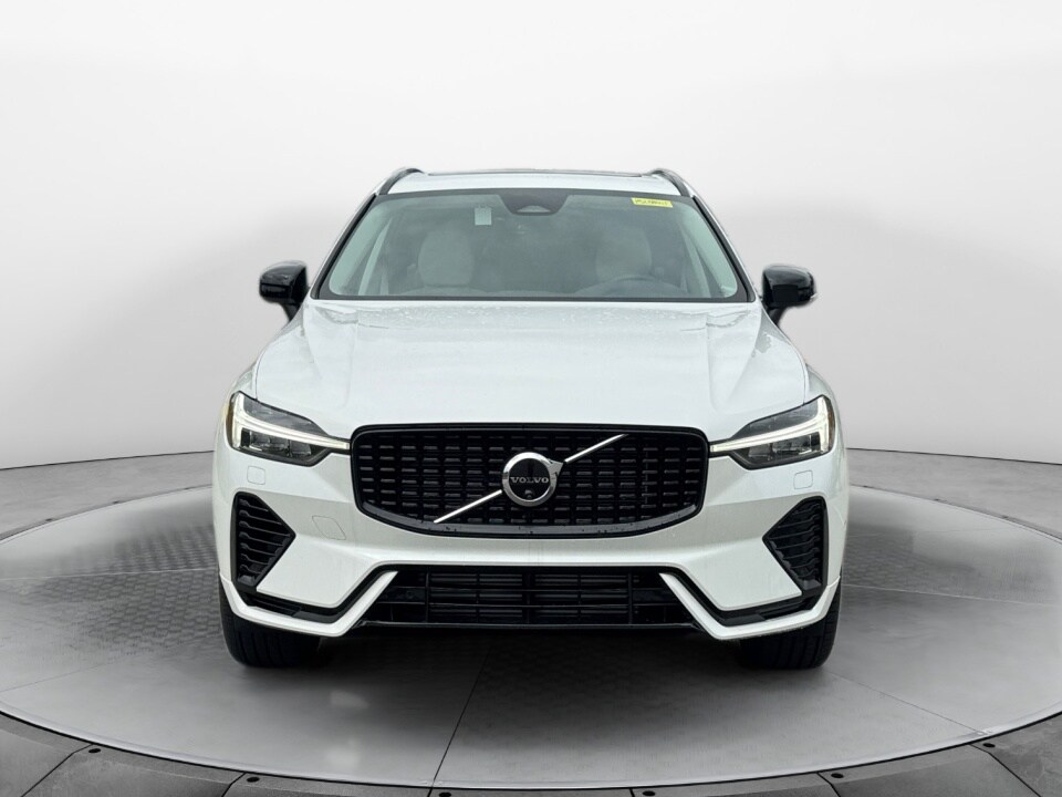 2025 Volvo XC60 Hybrid T8 Plus photo 2