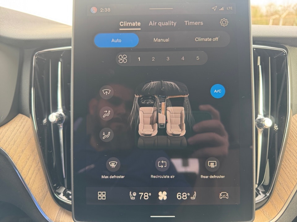 2026 Volvo XC60 Plus - Photo 18