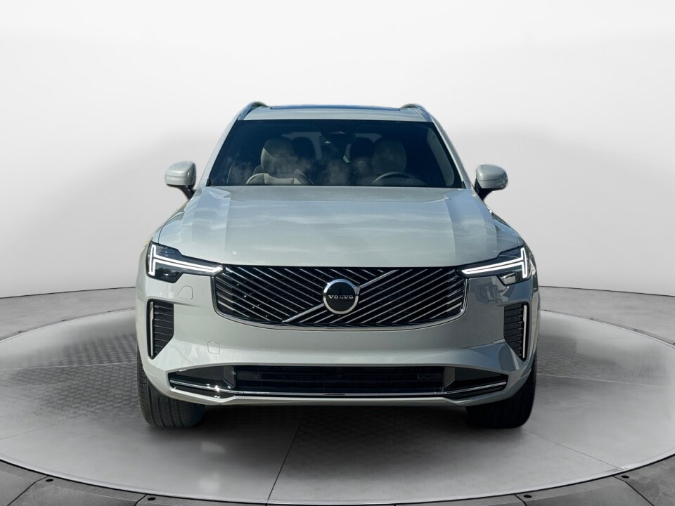2026 Volvo XC90 Core photo 2