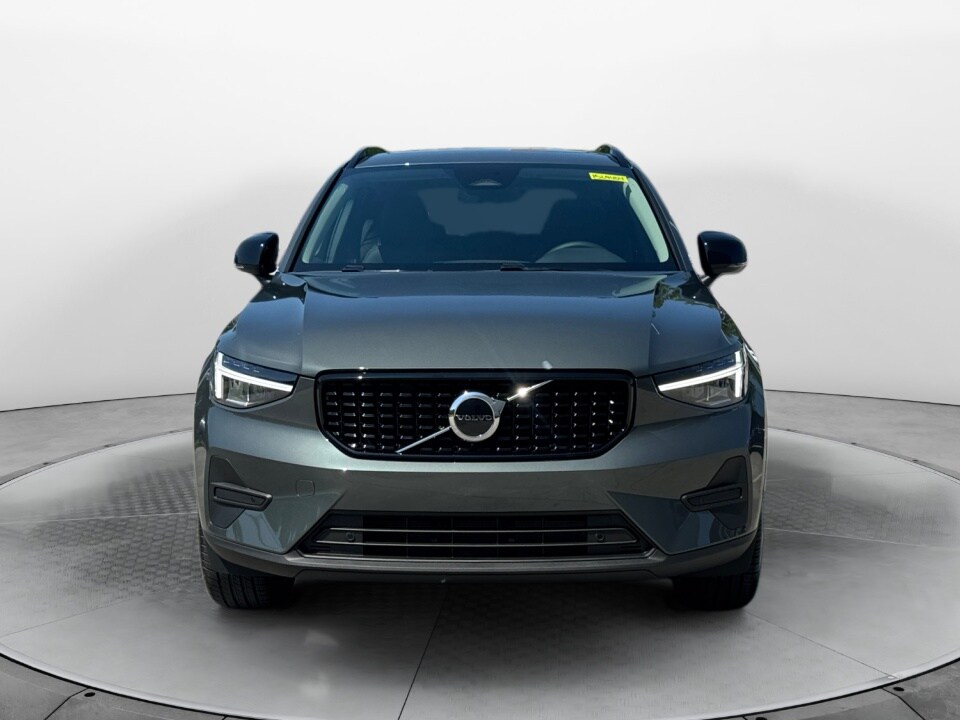 2026 Volvo XC40 Core photo 2