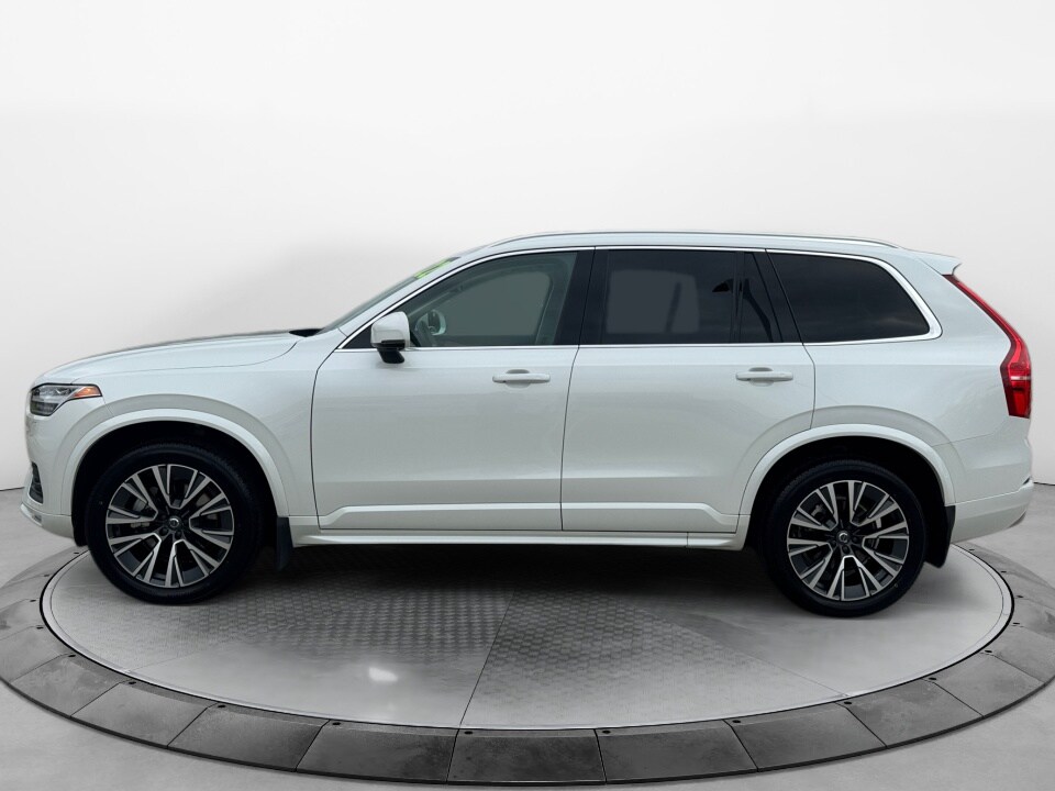 2022 Volvo XC90 T6 Momentum photo 3