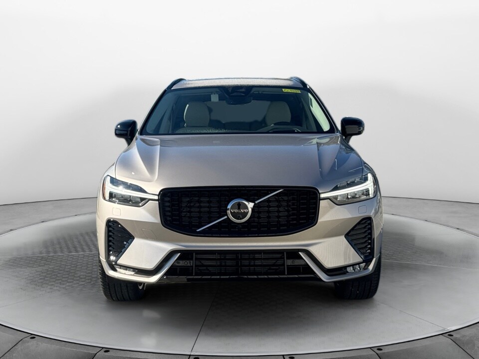 2025 Volvo XC60 B5 photo 2