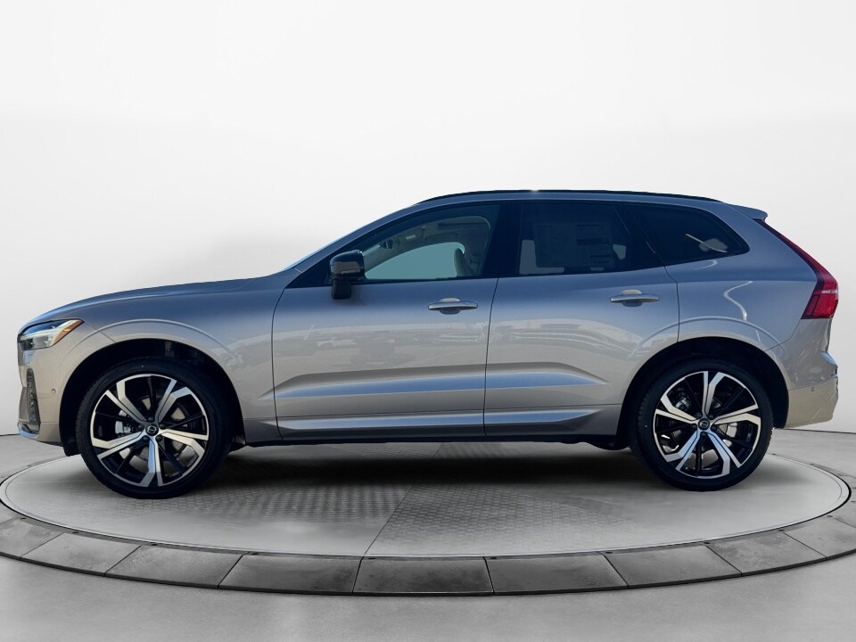 2025 Volvo XC60 B5 photo 4