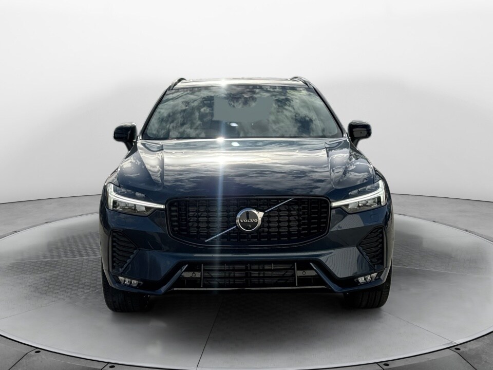 2025 Volvo XC60 B5 photo 2
