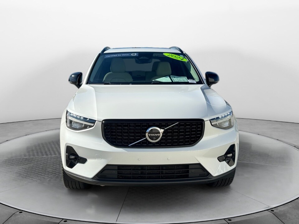 2024 Volvo XC40 Plus photo 2