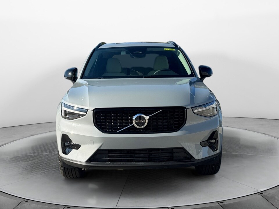 2025 Volvo XC40 Plus photo 2