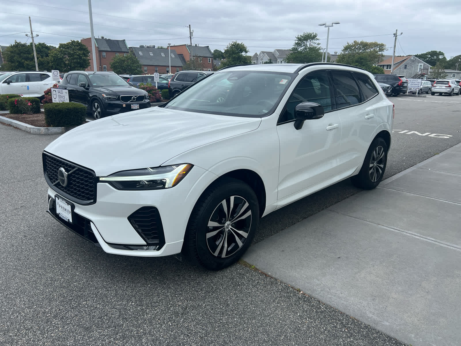 2025 Volvo XC60 B5 Core photo 4