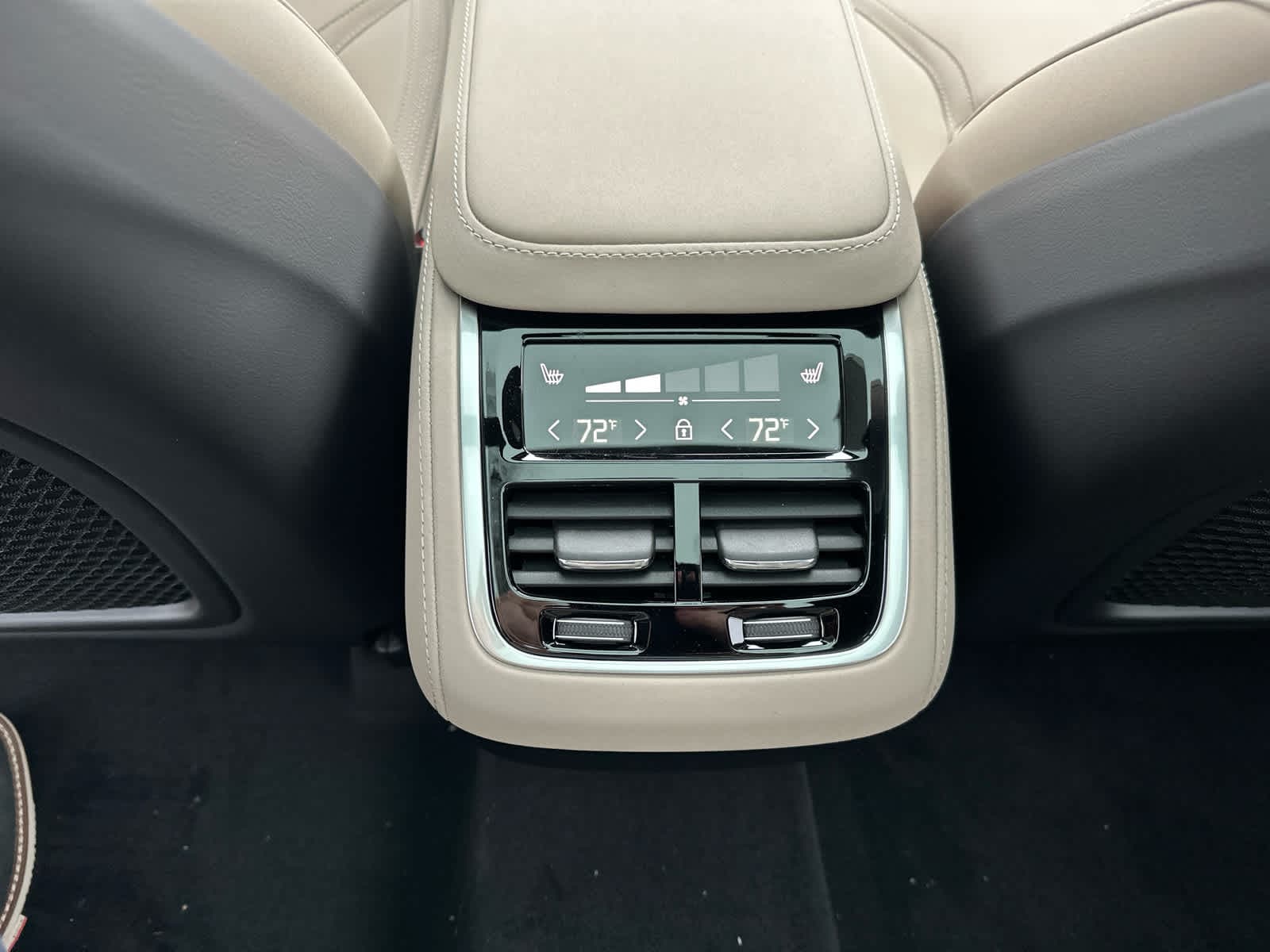 2026 Volvo XC90 Plus - Photo 29
