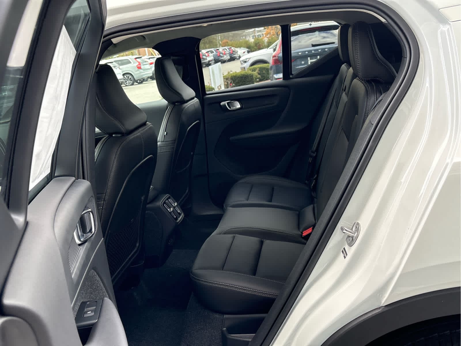2026 Volvo XC40 Plus - Photo 13