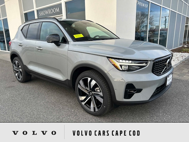2024 Volvo XC40 B5 Ultimate Dark SUV