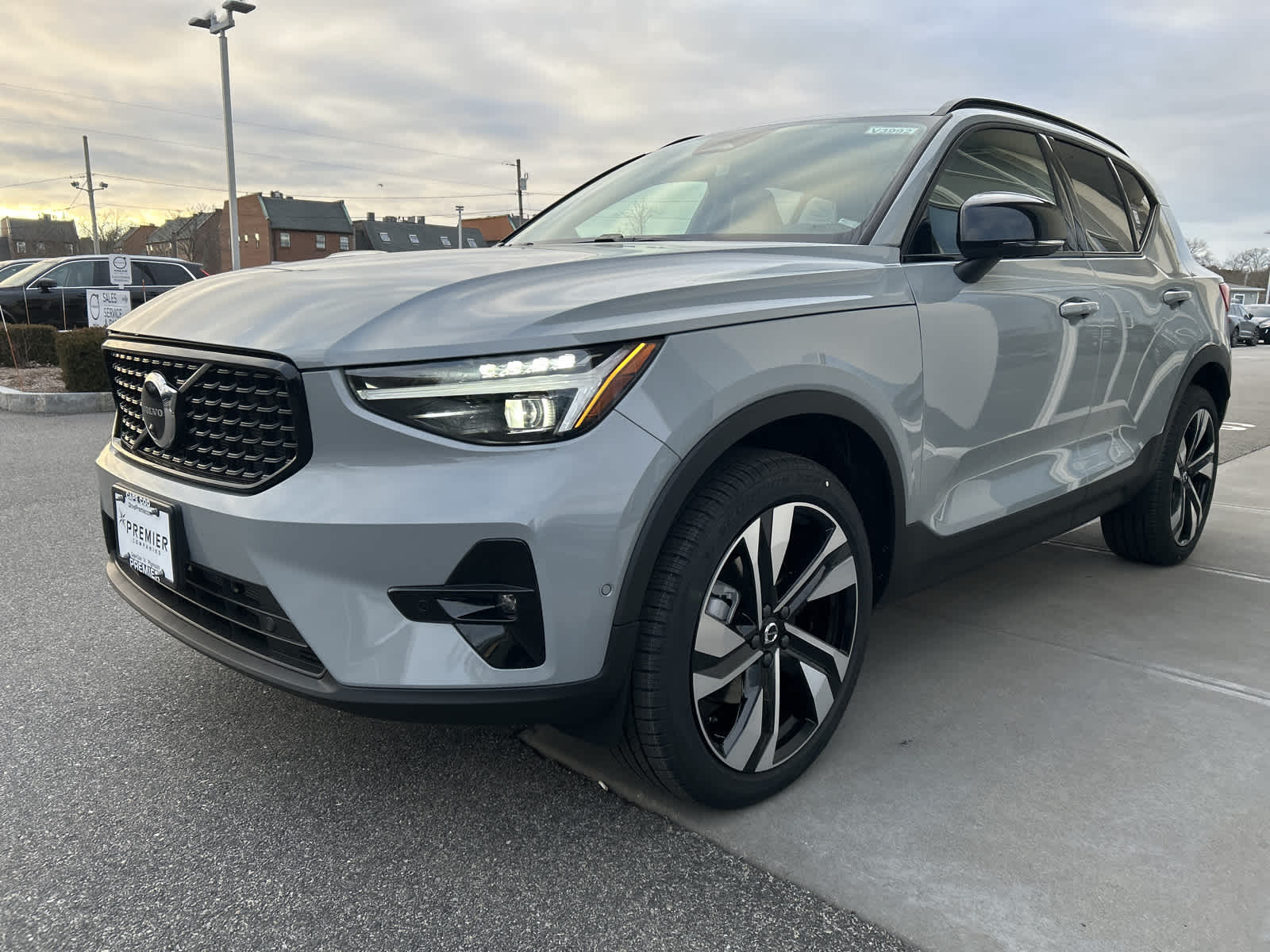 2024 Volvo XC40 Ultimate photo 2