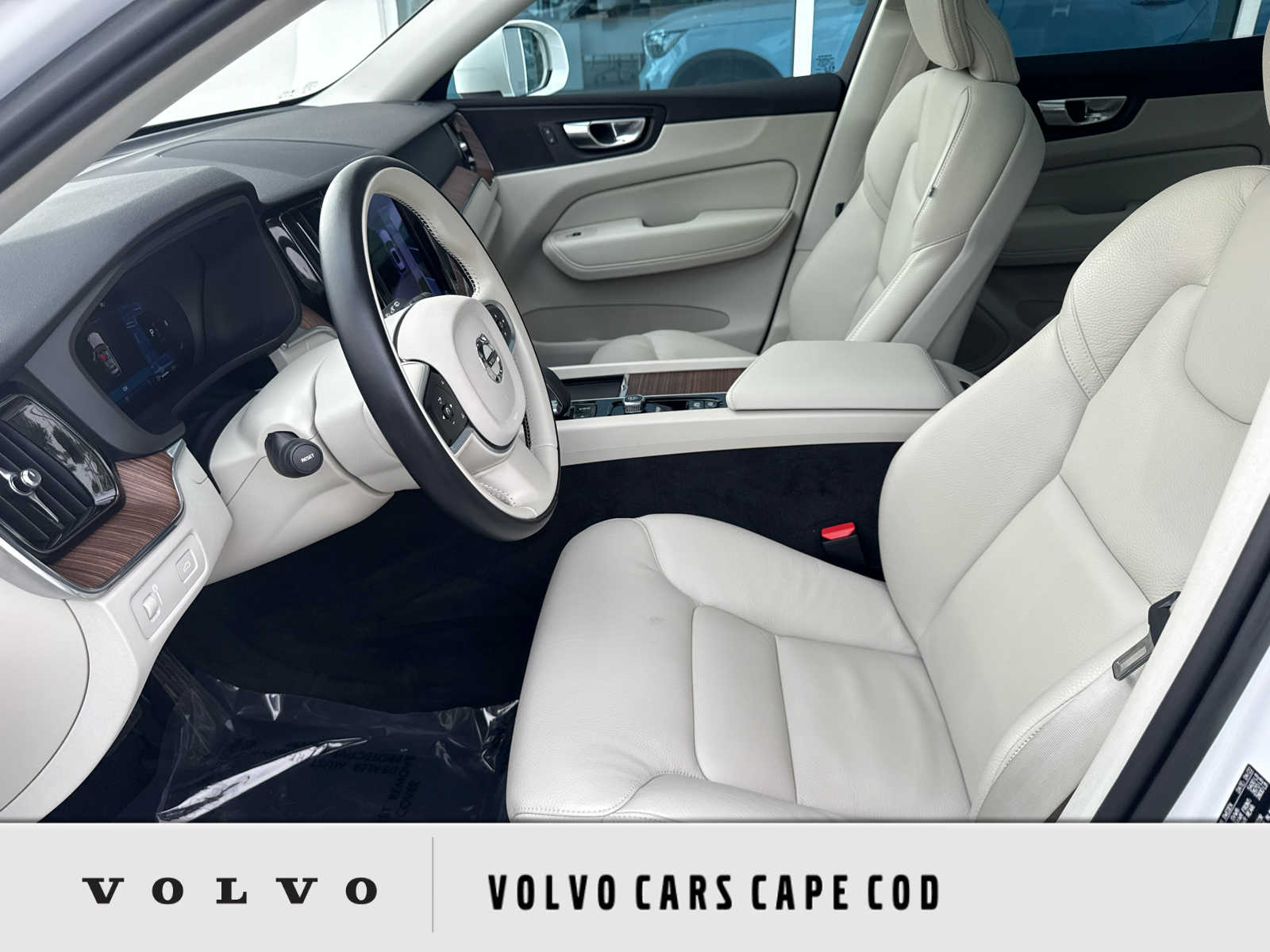 2022 Volvo XC60 B5 Momentum AWD's photo
