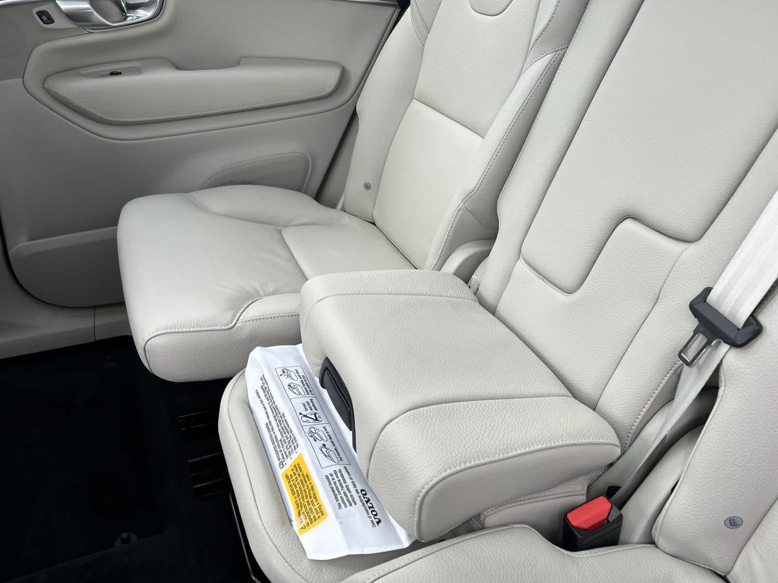 Comfort pillow for the rear seat - XC90 2019 - Volvo Cars Accessories