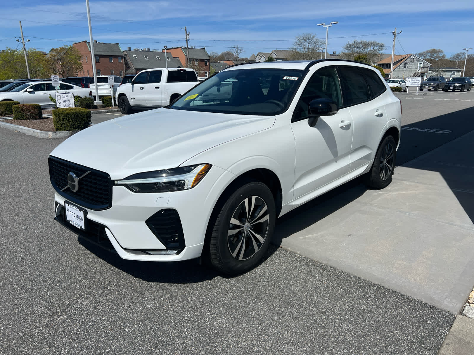 2025 Volvo XC60 B5 Core photo 4