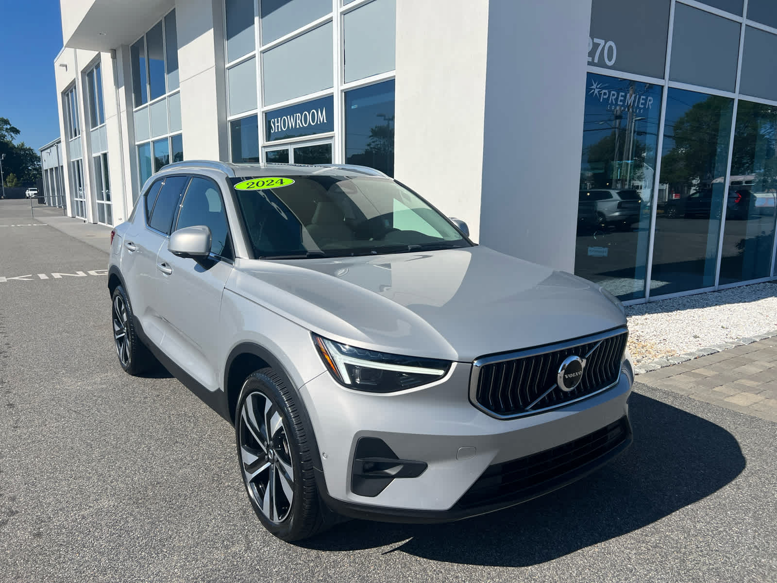 2024 Volvo XC40 Plus photo 2