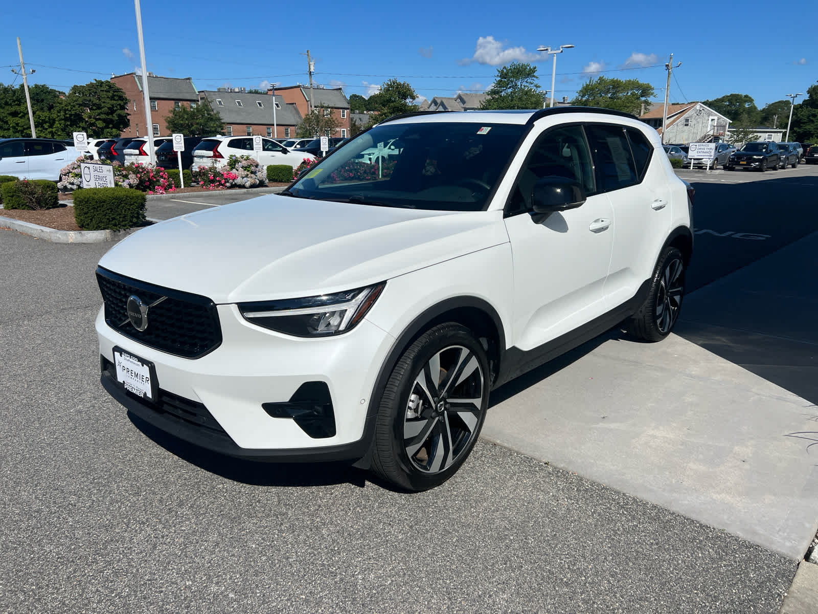 2025 Volvo XC40 Plus photo 4