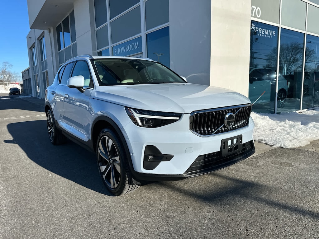 Certified 2025 Volvo XC40 B5 Ultra Bright Theme SUV