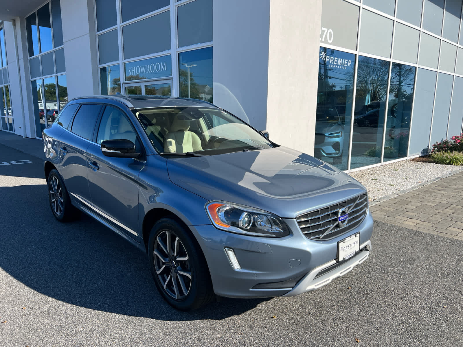2017 Volvo XC60 T6 Dynamic photo 2