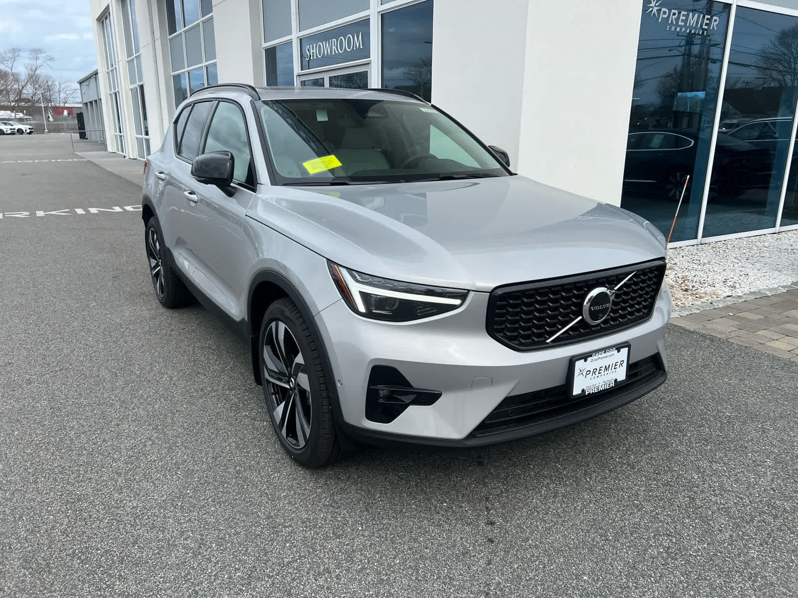 2025 Volvo XC40 photo 2