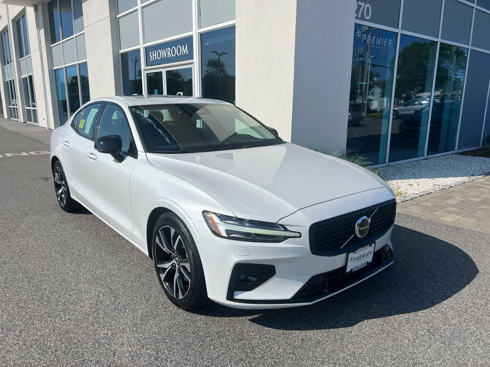 2025 Volvo S60 B5 Core photo 2