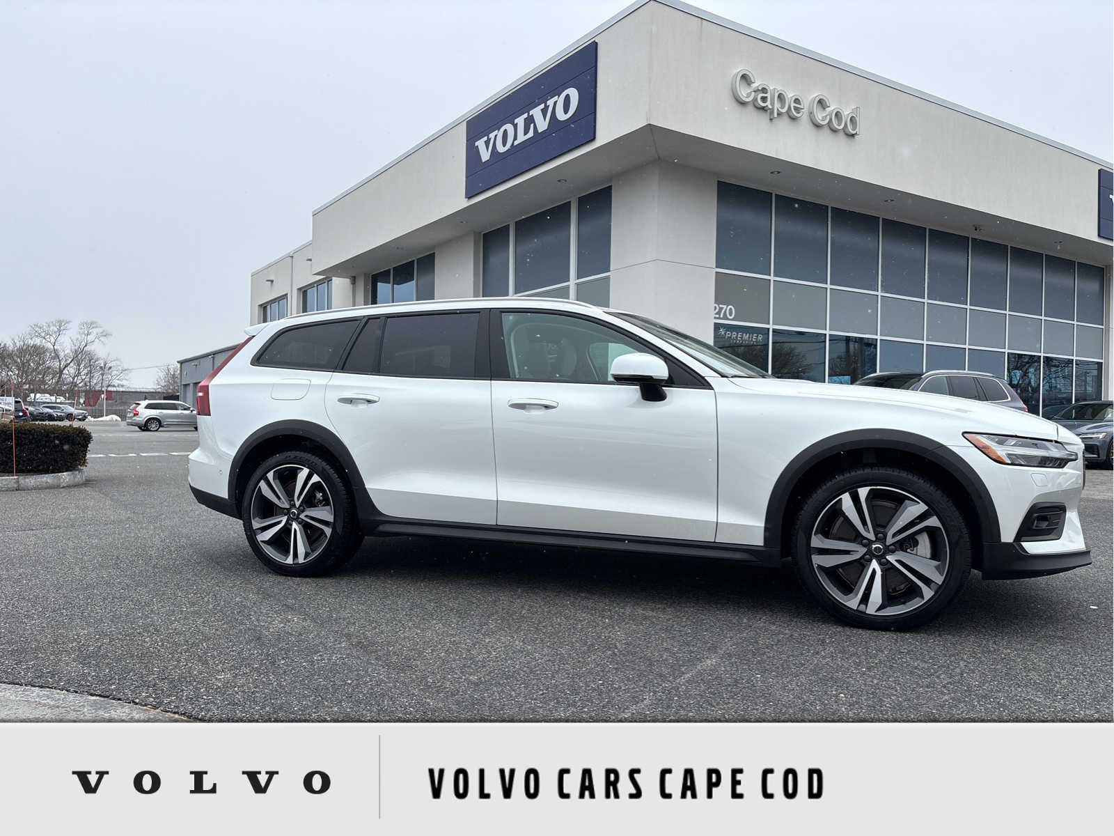 2025 Volvo V60 Cross Country Plus's photo